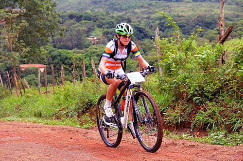 Erika Gramiscelli pedalando/ Foto: Bruno Fernandes / Noispedala